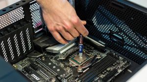 Computer reparatie: het toedienen van koelpasta