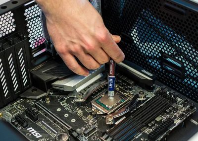 Computer reparatie: het toedienen van koelpasta